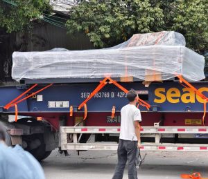 广州三鑫公司制氢电极网喷涂生产线集装箱装车,喷涂...